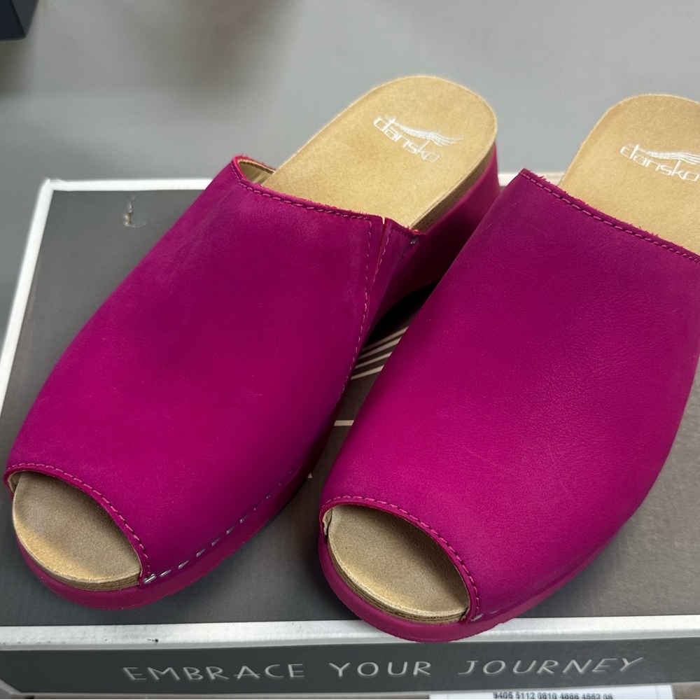 Womens Dansko Ravyn Milled Nubuck Peep Toe Sandal